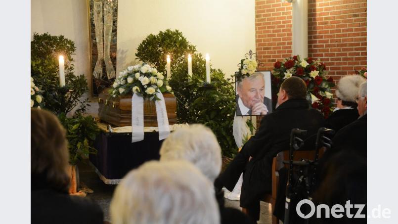 Familie und die anderen Trauergäste blicken während der Trauerfeier für Günter Zwack in der Aussegnungshalle des Waldfriedhofs auf den Sarg, Kerzen, Kränze und ein Bild des Verstorbenen. Bild: Gabi Schönberger