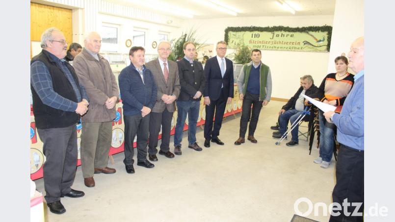 Die Lokalschau des Kleintierzuchtverein Tirschenreuth ist der Höhepunkt im Jubiläumsjahr. Vorsitzender Josef Zant (rechts) begrüßt dazu Schirmherrn Franz Stahl (Fünfter von rechts) und einige Stadträte. Bild: hä