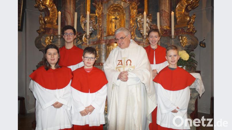 Pfarrer Eugen Wismeth mit den anwesenden Ministranten und dem &quot;Neuen&quot; Alexander Nirschl (3.vl.). Bild: rkp
