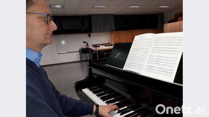 Kirchenmusikdirektor Andreas Sagstetter am Flügel mit den Noten für das &quot;Ave Maria&quot;. Das Stück von Christian Heiß, für den Fernsehgottesdienst im August komponiert, ist jetzt im Jubilate-Verlag erschienen und auch für andere Chöre erhältlich. Bild: pz