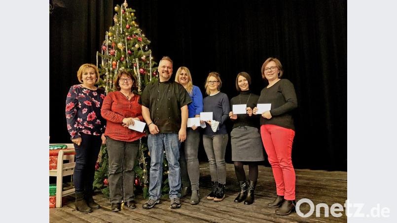 Pünktlich zu Weihnachten kommt der Geldsegen. Michel Wirth und Marion Müller (links) vom Theaterverein Erbendorf übergaben je ein Kuvert an die Vertreterinnen der Kindertageseinrichtungen. Bild: ckl