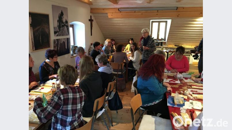 Strohsterne beateln mit Rita Kreuzer. Bild: twg