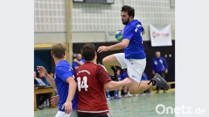 Auf die Sprungkraft von Spielertrainer Christian Strasser (rechts) müssen die BOL-Handballer des HC Weiden beim Gastspiel beim TV Erlangen-Bruck III verzichten. Bild: A. Schwarzmeier