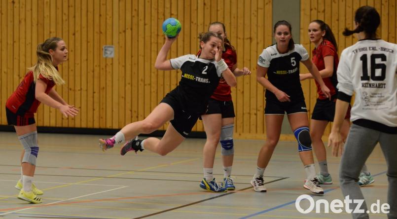 Auf die Treffsicherheit von Verena Luley (links) kommt es für die HSG Nabburg/Schwarzenfeld im Derby gegen die SG Naabtal an. Der BOL-Spitzenreiter will seine Position festigen Bild: ham