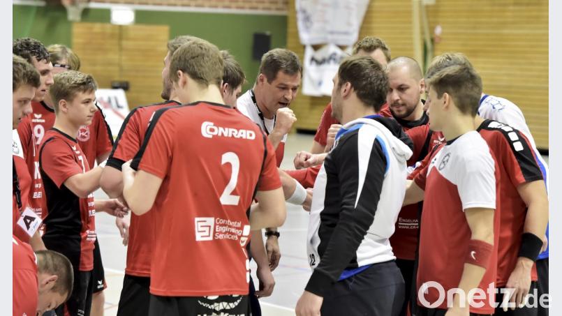 Sulzbachs Trainer Christian Rohrbach (Mitte hinten) schwört seine Spieler mit geballter Faust auf den Gegner ein. Im vorletzten Spiel in diesem Jahr geht es nach Oberfranken zum Tabellendritten TV Münchberg. Bild: Hubert Ziegler