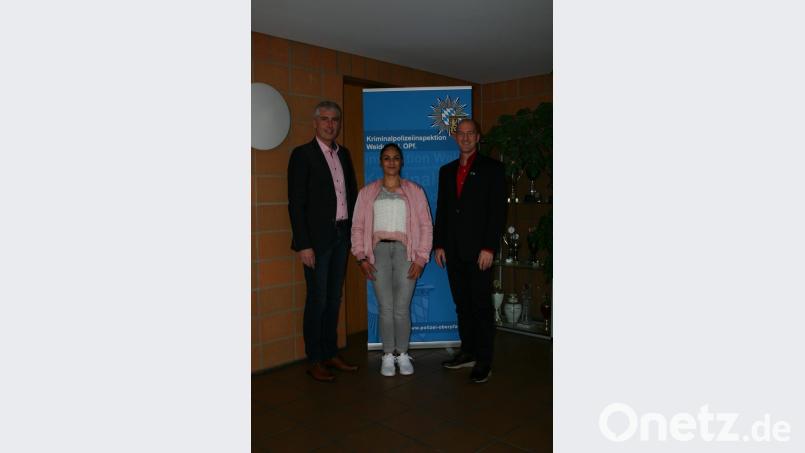 Stellvertretender Kripo-Leiter Thomas Gallei bedankt sich bei der couragierten Zeugin Danijela Iannello zusammen mit Kripo-Ermittler Gilbert Fehlner (v.l.n.r.) Bild: exb