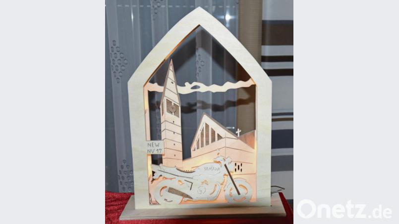 Der Schwibbogen mit der Kirchenthumbacher Kirche und einem Motorrad – ein ganz besonderer Kundenwunsch. Bild: Susanne Forster