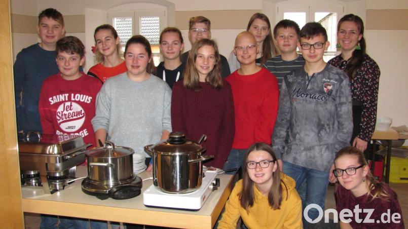 Die Jugendgruppe hat einen tollen Adventsbrunch vorbereitet. Nach Wurst, Käse oder Marmeladen können die Gäste auch noch Kürbis- oder Kartoffelsuppe genießen. Bild: sei