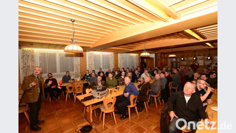 Bürgermeister Karl-Heinz Preißer stellt die "Lage des Markts" vor und stellt die positive Entwicklung der Finanzen besonders heraus. Bild: bey