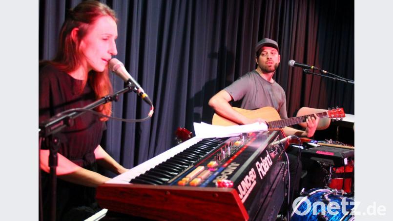 Lilli Born und Martin Rott liefern als Duo „anstatt blumen“ tolle Klänge in Weiden ab. Bild: Holger Stiegler