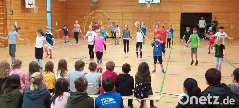 Viel Spaß haben die Freudenberger Schulkinder beim Seilspringen. Bild: u