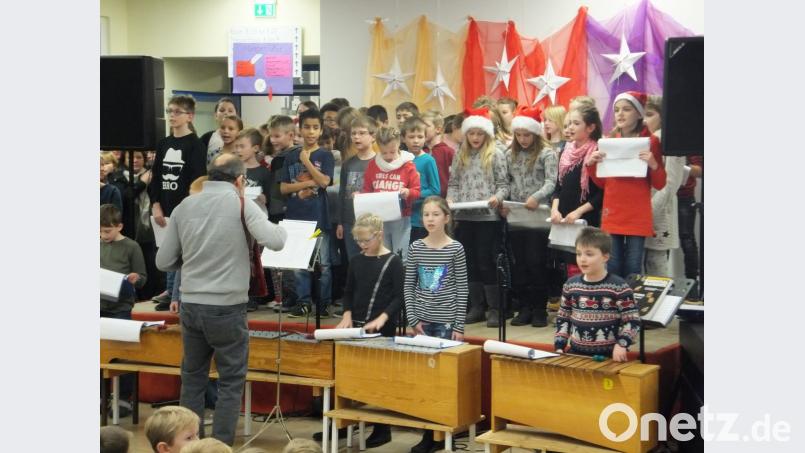 Der Schülerchor mit ihrem Lehrer Michael Zollinger singt sich in die Herzen der Besucher. Bild: ibj