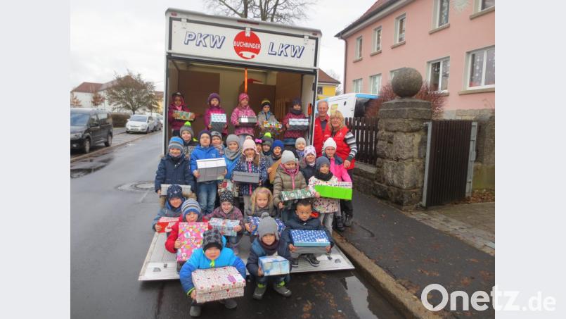 Die Mädchen und Buben helfen beim Verladen der Päckchen eifrig mit. Bild: si