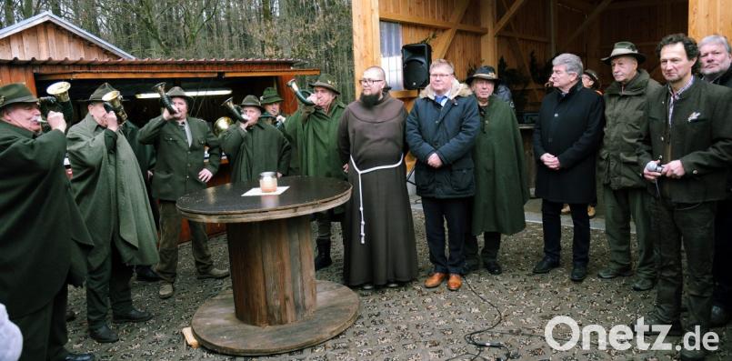 Die Jagdhornbläser eröffnen den forstlichen Weihnachtsmarkt. Weiter von links: Guardian Seraphin, OB Michael Cerny, BJV-Kreisgruppenvorsitzender Franz Erras, Stadtkämmerer Franz Mertel, Günther Baumer, Forstamtsleiter Martin Seits und Leitender Landwirtschaftsdirektor Rüdiger Wicht. Bild: gf