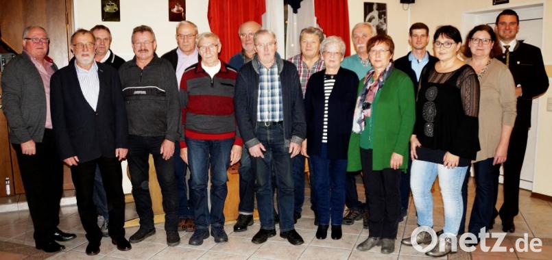 Landrat Thomas Ebeling (rechts) und Bürgermeister Johann Graßl (Zweiter von links) dankten auch im Namen der Bürgermeister der Mitgliedsgemeinden den Bürgerbusfahrern für ihr ehrenamtliches Engagement. Bild: weu