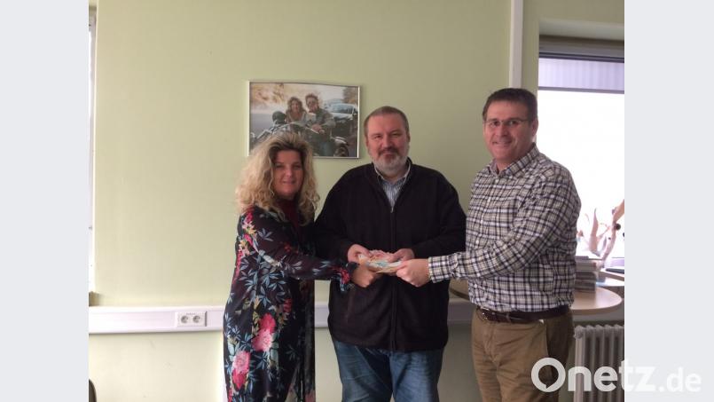 Freudestrahlend nimmt OF Kassier Gerhard Steiner (Mitte) die Spende von Beate Merkel und Rainer Vater entgegen. Bild: stn