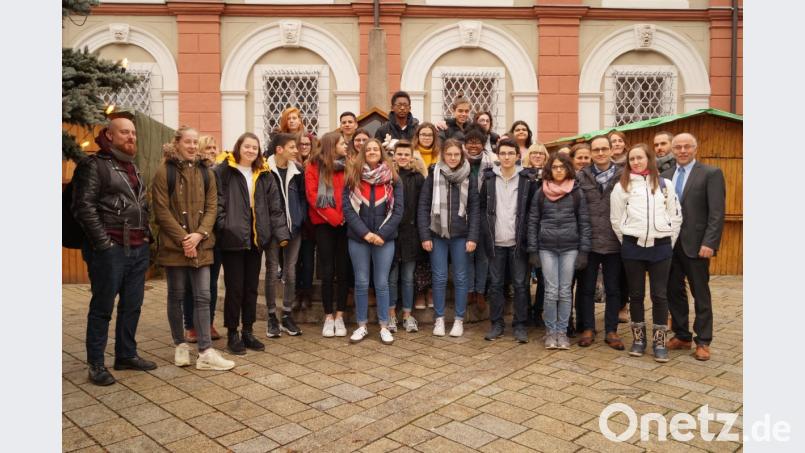 Stellvertretender Landrat Albert Nickl (rechts) begrüßt in der Schlosskapelle 20 fanzösische Schüler zwischen 14 und 16 Jahren, die eine Woche in Neustadt zu Gast sind. Bild: arw