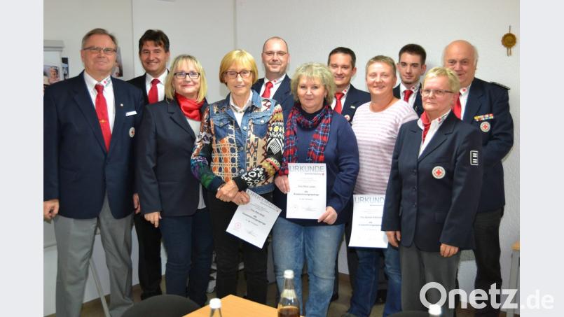 Ulrike Weber (Dritte von links) und Edeltraud Sperber zeichnen Rita Heigl, Petra Laube und Barbara Steinruck (vorne, mit Urkunden) aus. Mit im Bild: die Rotkreuz- Führungskräfte des BRK- Kreisverbands. Bild: hcz