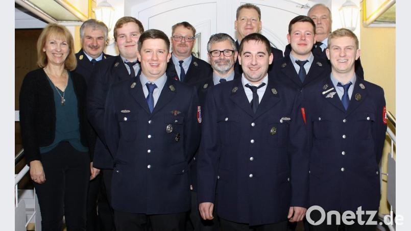 Absolventen der Lehrgänge (von links): Bürgermeisterin Brigitte Bachmann, Kreisbrandinspektor Hans Sperber, Jonas Bär, Björn Schötz, Kommandant Thomas Müller, Christian Meister, Thomas Nitzbon, Udo Utz, Patrick Danhauser, Kreisbrandmeister Helmut Neidel und Philipp Nitzbon. Bild: sis