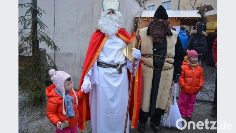 Der Nikolaus und der Krampus dürfen auf dem Waldsassener Weihnachtsmarkt natürlich nicht fehlen. Bild: jr