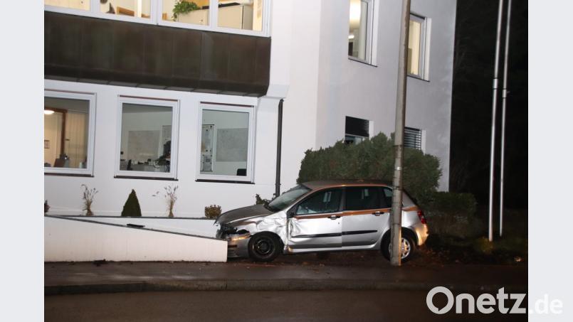 Die Insassen blieben unverletzt, das Auto hatte Totalschaden. Bild: Thomas Dobler