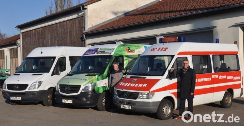 Seit zwei Jahrzehnten ermöglichen die Werbepartner die Vereinsbusse in Tirschenreuth. Der erste Sprinter wechselte nach seiner Dienstzeit zur Feuerwehr, in der Mitte der aktuelle Bus, links sein Vorgänger. Für Bürgermeister Franz Stahl (rechts) ist das Projekt ein "Erfolgsmodell", das demnächst mit dem fünften Fahrzeug fortgesetzt wird. Um die Wartung kümmert sich Vinzenz Rahn. Bild: ws