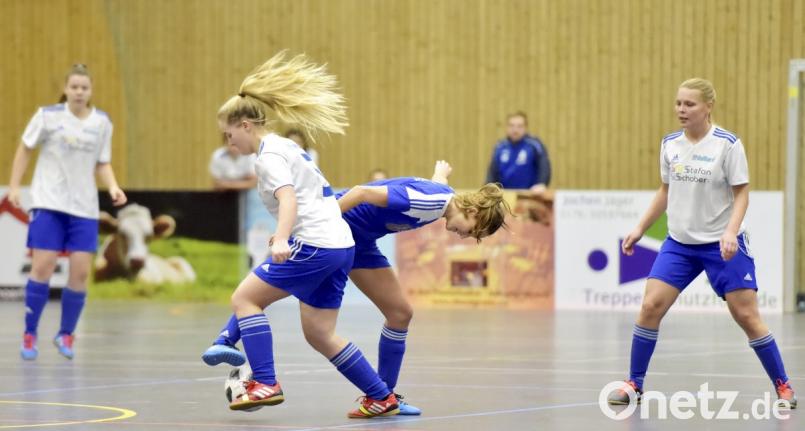 Packende Zweikämpfe auf dem Hallenparkett gibt es am Sonntag beim Frauenfußballturnier des TSV Theuern in Kümmersbruck. Bild: zg
