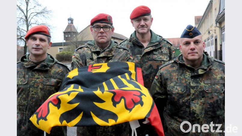 Oberstleutnant Gereon Gräf (Dritter von links) befehligte als Kasernenkommandant die letzte Flaggenparade bestehend aus Stabsfeldwebel Patrick Schaaf und Hauptfeldwebel Harald Leucht (Zweiter und Vierter von links). Anschließend wurde die Dienstflagge an den Standortältesten, Oberstleutnant Alexander Kolb, übergeben. Bild: Stephan Huber