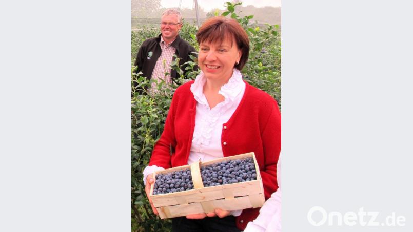 Rita Mulzer erwartet die Teilnehmer an der Themenführung auf dem Heidelbeerhof in Naabsiegenhofen und lässt sie bei der Führung auch probieren. Bild: Hirsch