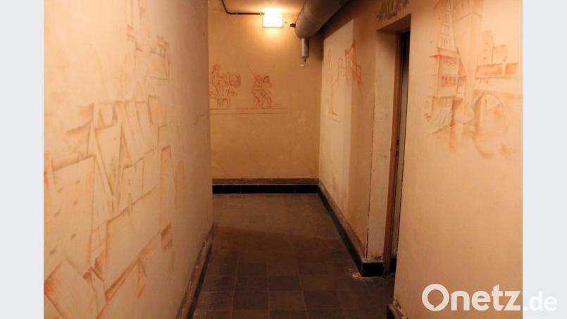 Die Wände im ehemaligen „Bunkerhotel“ zieren historische Bauwerke, die zum Teil im Krieg auch zerstört worden waren. Bild: Holger Stiegler