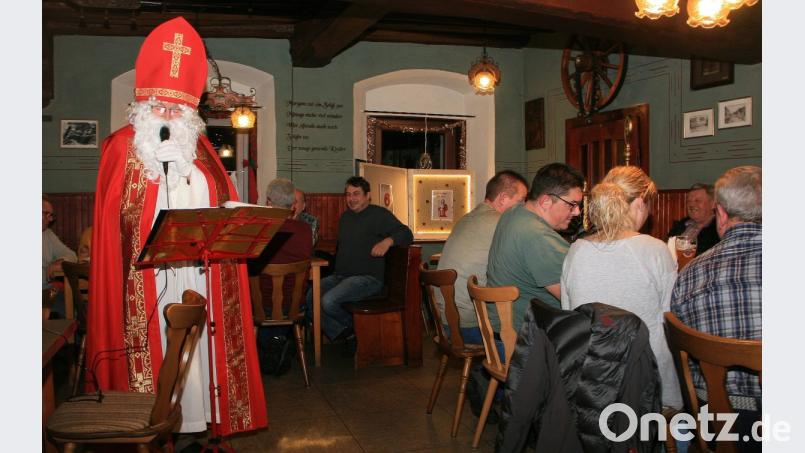 Lebendiger Adventskalender beim „Stefflwirt“: Nikolaus Ewald Oppl ergreift gewohnt ironisch das Wort. Bild: wro