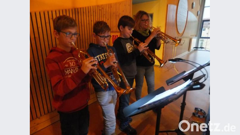 Die Trompeter eröffnen klangvoll den Adventsmarkt in der Josef-Graf-Halle. Bild: ibj
