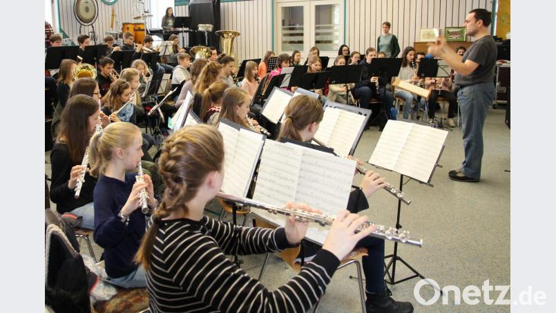 Die musikalische Leitung des Projektes hat Diplommusikpädagoge Stefan Neger (rechts) aus Ursensollen. Er wird unterstützen von stellvertretender Kreisdirigentin Conny Gaschler aus Wackersdorf und Dirigentin Karin Raab aus Nabburg. Bild: bph