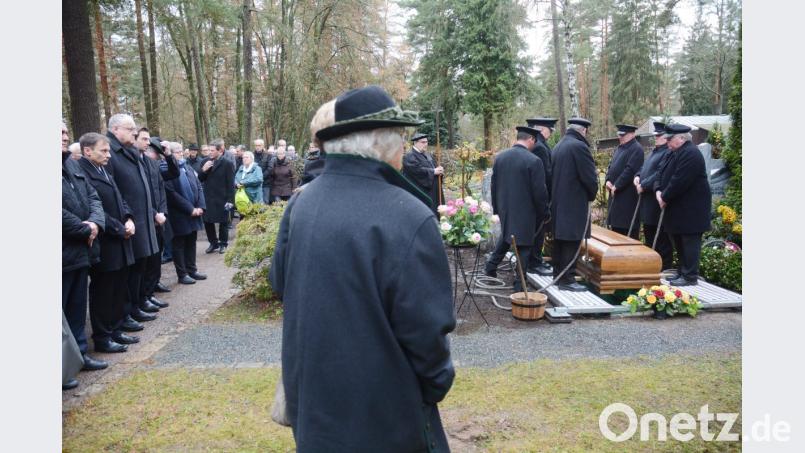 Am Weidener Waldfriedhof findet der langjährige Stadtrat und zweite Bürgermeister Günter Zwack seine letzte Ruhe. Bild: Gabi Schönberger