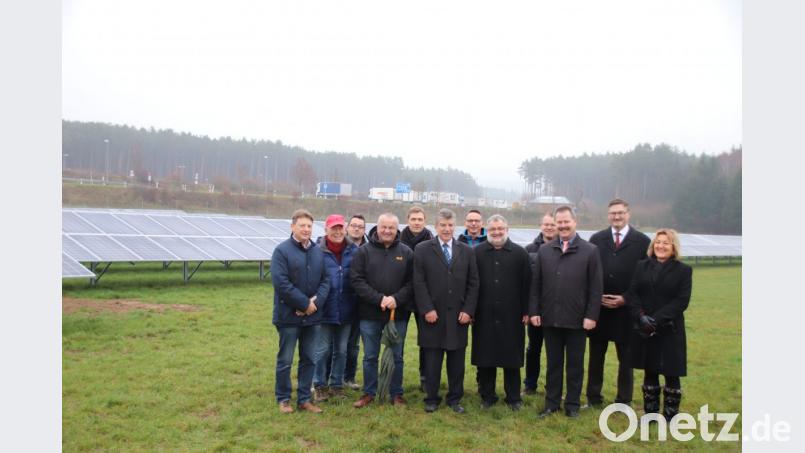 Gruppenbild an der Photovoltaik-Freiflächenanlage „Stocker Holz“, direkt an der Autobahn A 6. Bild: Thomas Dobler