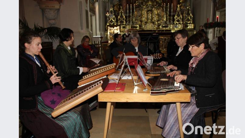 Die Sulzbacher Stubenmusik hält dem Gauadventsingen die Treue und bereichert die Andacht schon seit Jahren mit Saiten- und Flötenklängen. Bild: ads