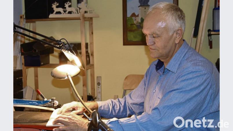 Herbert Gmelch bei den Sägearbeiten in seinem Hobby-Raum. Bis zu zehn Stunden am Tag verbringt der Kemnather hier. Gerade fertigt er einen Schriftzug an. Bild: Susanne Forster