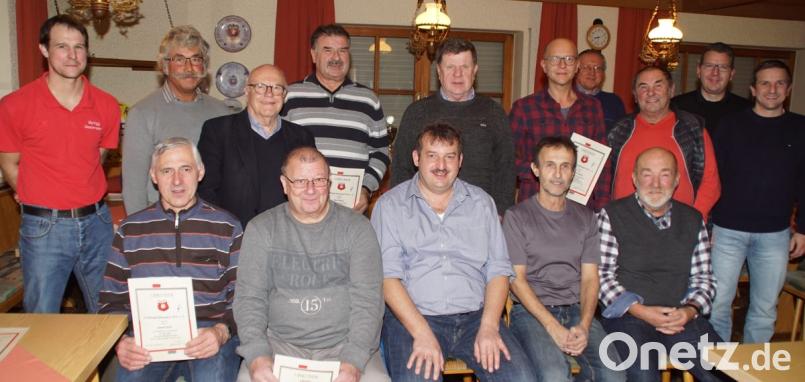 Vorsitzender Reinhard Kreuzer (Sitzend Mitte) ehrte mehrere Mitglieder für ihre langjährige Treue zur Spielvereinigung Dietersdorf. Bild: mmj