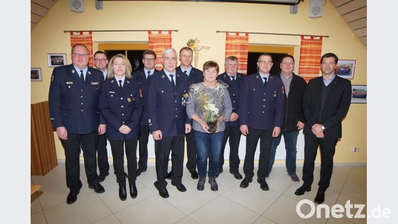 Die Feuerwehr Dürnsricht bedankte sich bei den ausgeschiedenen Vorstandsmitgliedern. Im Bild von links Kreisbrandmeister Helmut Schatz, Markus Graf, Vorsitzende Franziska Schatz, zweiter Vorsitzender Martin Kindl, Günter Schießl, Gerhard Lippert, Brunhilde Schießl, Herbert Meier, Martin Straller, Bürgermeister Christian Ziegler, Pfarrer Michael Hoch. Bild: nib
