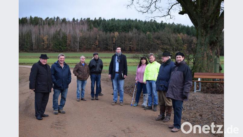 Die Beteiligten am Flurbereinigungsverfahren waren mit der Qualität der Bauarbeiten zufrieden. Baurat Martin Stahr (Mitte) bedankte sich für die gute Zusammenarbeit. Bild: bnr