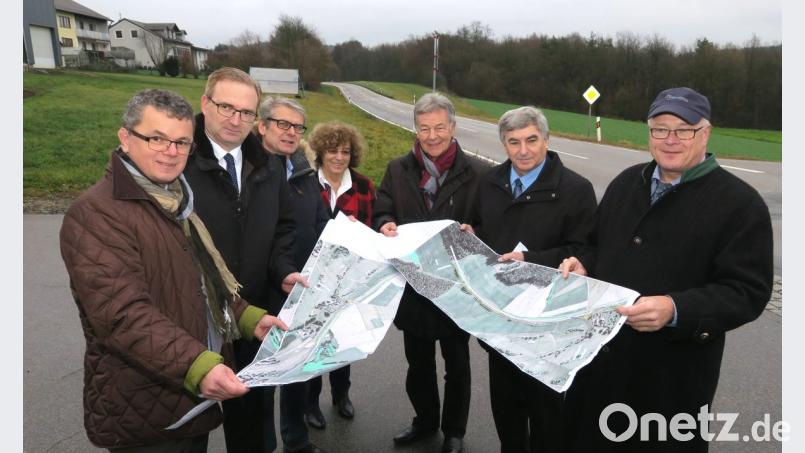 Leitender Baudirektor Henner Wasmuth (rechts) erläuterte den Mandatsträgern die Pläne für den Ausbau der Staaststraße 2151 von Kemnath nach Sonnenried. Bild: Hirsch