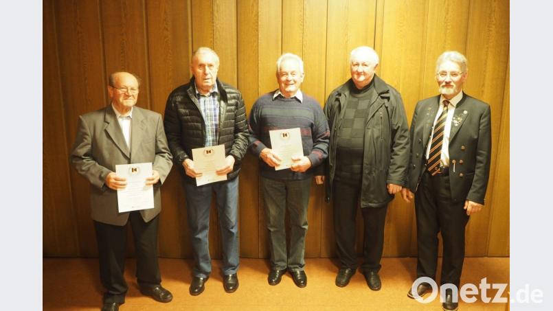 Vorsitzender Gregor Härtl und Pfarrer Erwin Bauer danken Michael Hammerl für 65 sowie Horst Füssl und Josef Brenner (von rechts) für 60 Jahre Treue Bild: gz