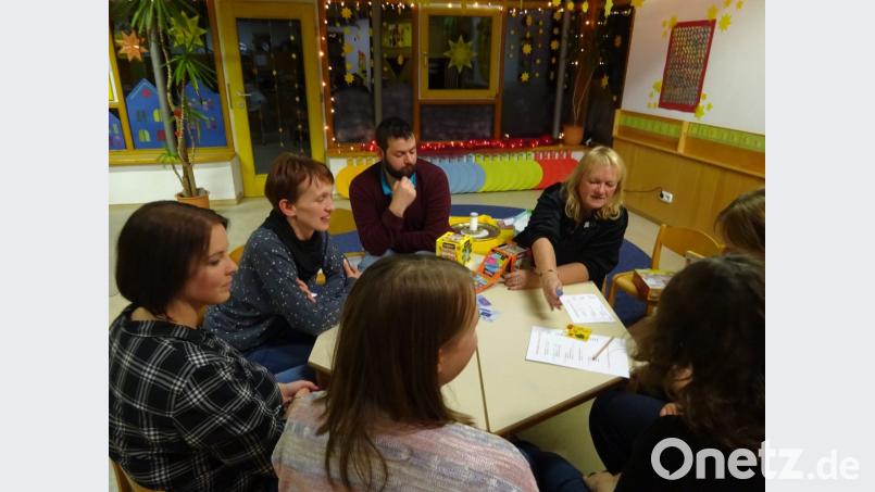 Einen ganzen Abend wurden im St. Elisabeth-Kindergarten pädagogisch wertvolle Spiele getestet. Bild: njn