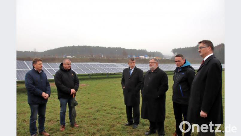 Die Photovoltaik-Freiflächenanlage „Stocker Holz“ liegt direkt an der Autobahn A 6, rechts im Hintergrund sieht man den Namen gebenden Rastplatz Stocker Holz. Bei der Übergabe waren (von links) von der Gemeinde Schmidgaden neben anderen Andreas Altmann und Josef Deichl dabei, für den Landkreis gratulierte Jakob Scharf, die Bürgergenossenschaft Bemo wurde nicht zuletzt repräsentiert von Armin Schärtl und Hans Prechtl (ganz rechts). Links neben Prechtl Voltgrün-Geschäftsführer Marcus Willert. Bild: Thomas Dobler
