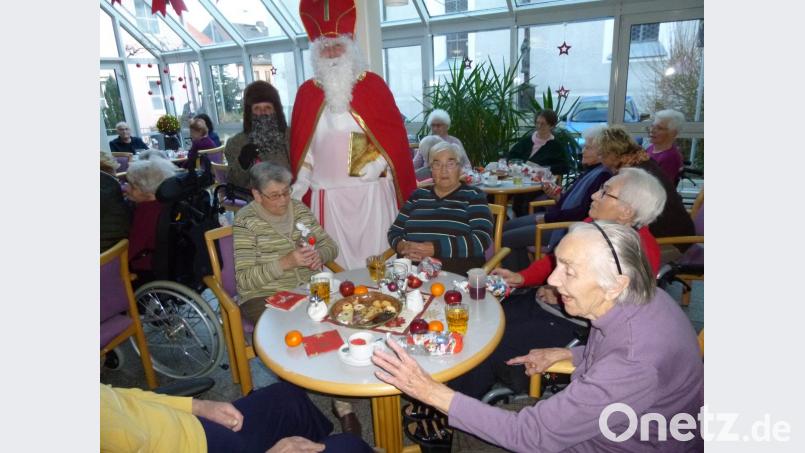 Der Nikolaus verteilte kleine Geschenke an die Heimbewohner. Der Knecht Ruprecht musste nicht „eingreifen“. Bild: is
