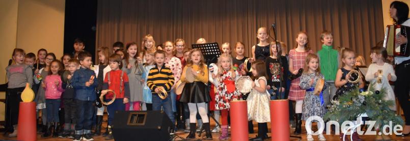 Kinder der musikalischen Früherziehung, Instrumentalisten sowie Sängerinnen und Sänger des Musikvereins &quot;Klingende Töne&quot; standen beim Adventskonzert auf der großen Bühne des Jugendheims, einige von ihnen sogar das erste Mal. Bild: rgr
