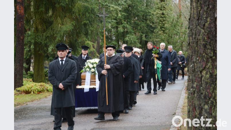 Auf dem Weidener Waldfriedhof bewegt sich der Trauerzug hinter dem Sarg von Günter Zwack zum Grab. Bild: Gabi Schönberger