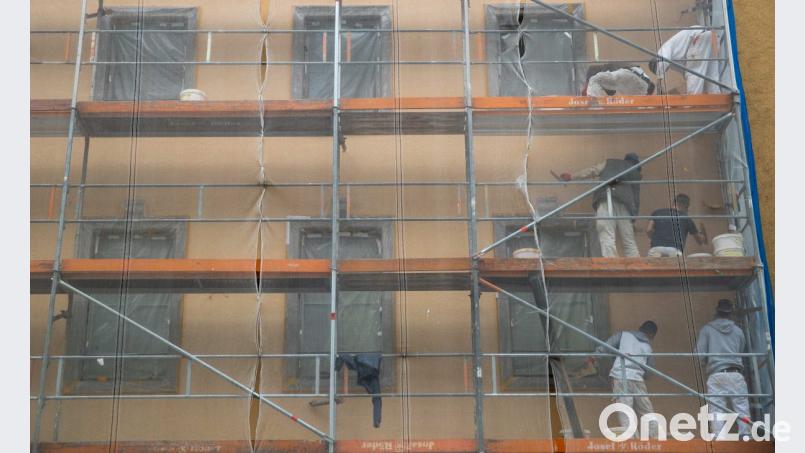 Sanierungsarbeiten an einer Hausfassade. Bild: Daniel Karmann/dpa