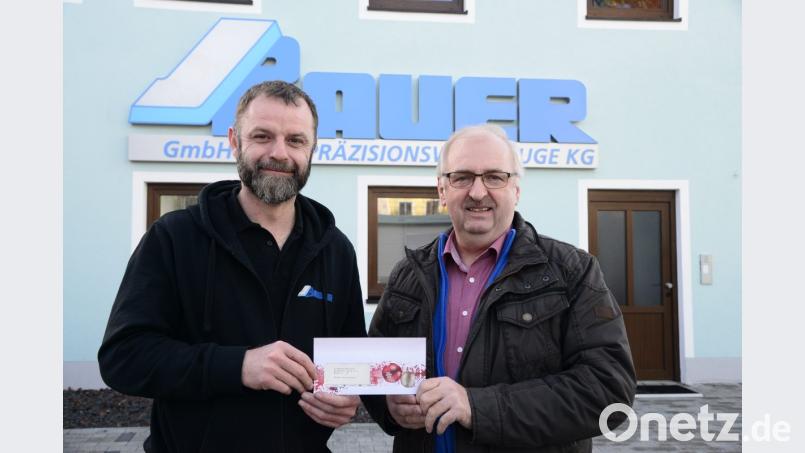 Herbert Putzer (rechts), Vorsitzender der Kinderkrebshilfe Oberpfalz Region Nord, nimmt eine Spende von Firmenchef Joachim Bauer an. Bild: bey