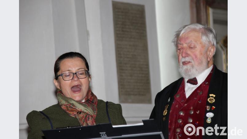 Konrad Stauber (rechts) organisiert nicht nur das Gauadventsingen seit Jahren, sondern er wirkte im Gesangsduo mit Brunhilde Lommer (links) auch mit und las die verbindenen Texte in den Musikpausen. Bild: ads